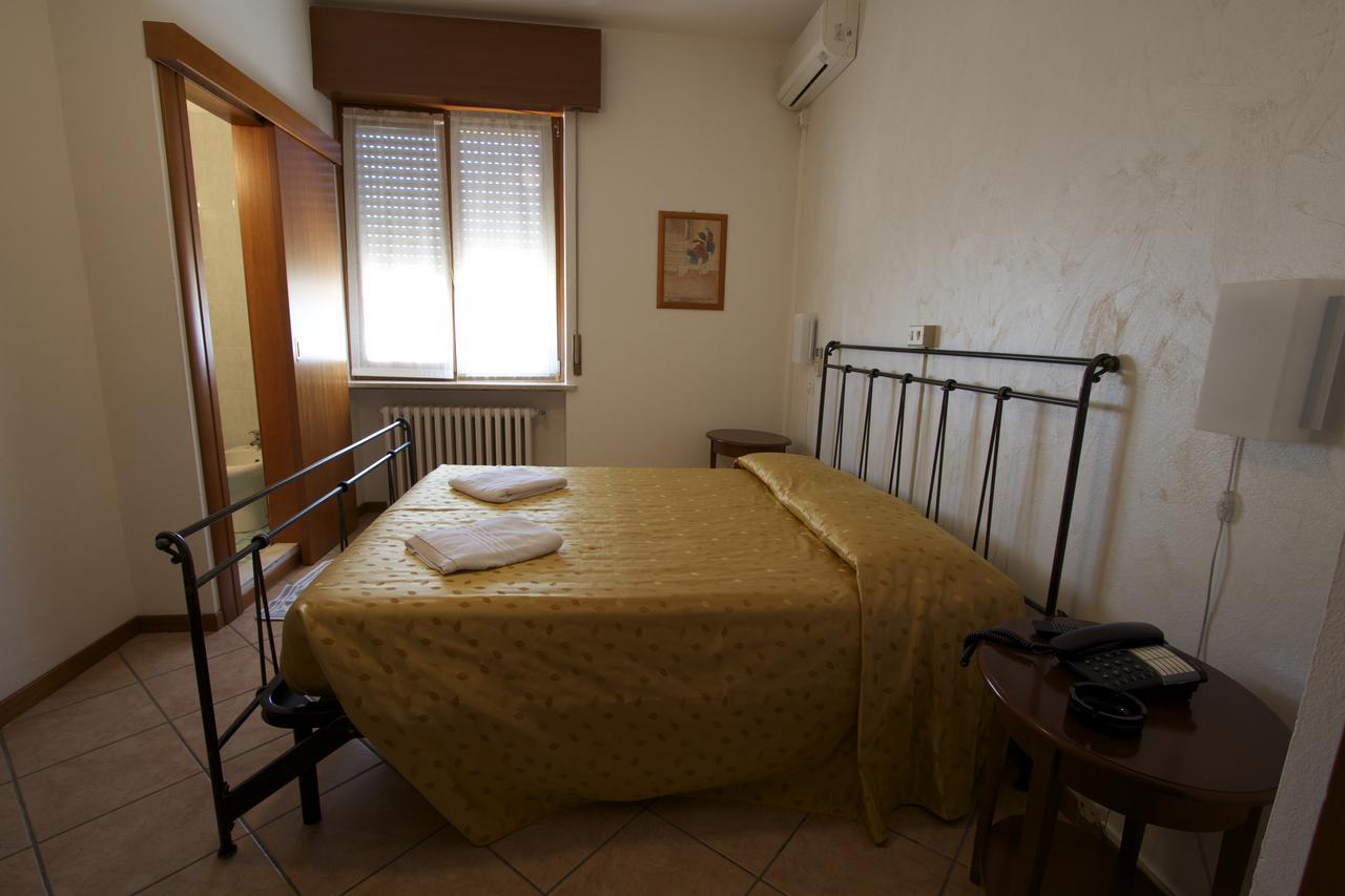 Albergo Tavernetta Castelnuovo del Garda Exterior foto